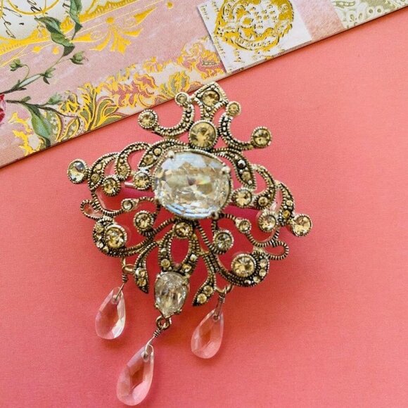 Vintage Monet Clear Crystal Teardrop Silver Victorian Brooch - Picture 4 of 7